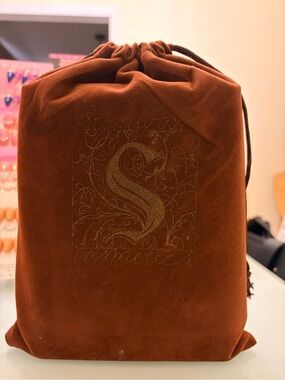 Storybook Cosmetics Eye shadow book with mirror (Revolution)